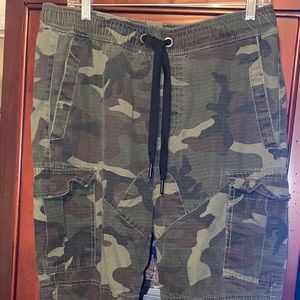 Men’s green camo joggers